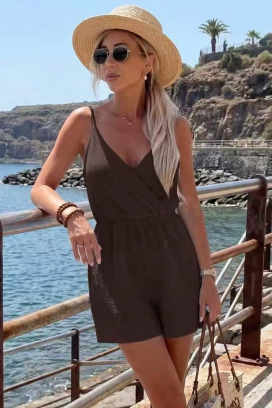 ženski kratki kombinezon s dubokim dekolteom i definiranim strukom ALMERIA BROWN