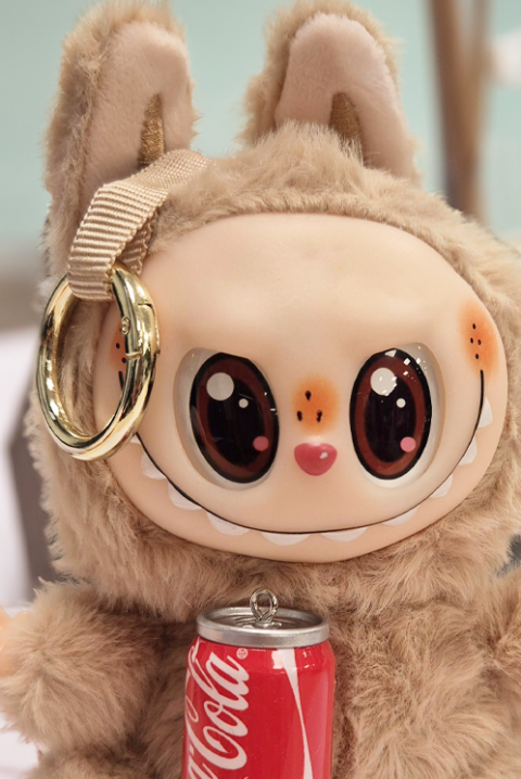 Dodatak za torbu LABUBU COCA COLA BEIGE, Boja: bež, IVET.HR - MODERNA ODJEĆA