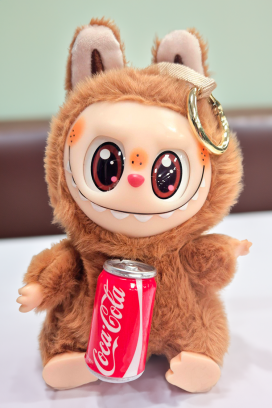 dodatak za torbu LABUBU COCA COLA BROWN