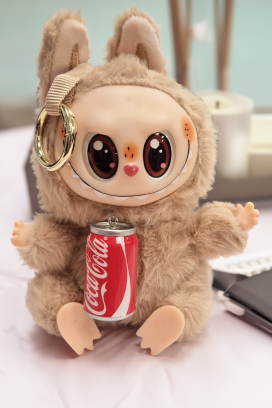 dodatak za torbu LABUBU COCA COLA BEIGE