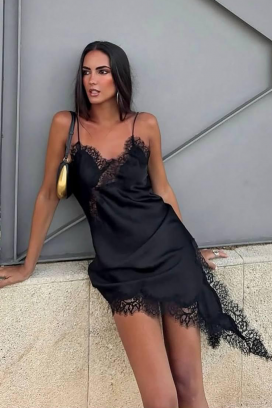 asimetrična nježna tunika s čipkom i prorezom VELIMIRA BLACK