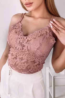 elegantni ženski čipkasti top s finim naramenicama i efektnim leđima CALVESA PINK