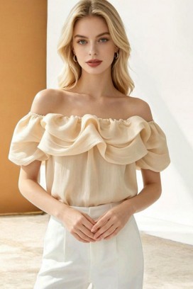 elegantna ženska bluza sa spuštenim ramenima i voluminoznim volanom SOLEDIA ECRU