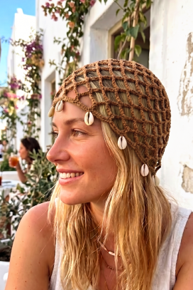 pletena boho mrežasta kapa s ukrasnim školjkama SHARPITA BROWN