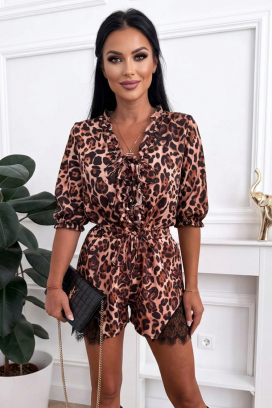 Koketni ženski kratki kombinezon s upečatljivim leopard uzorkom i romantičnim čipkastim detaljima MONTEVIA
